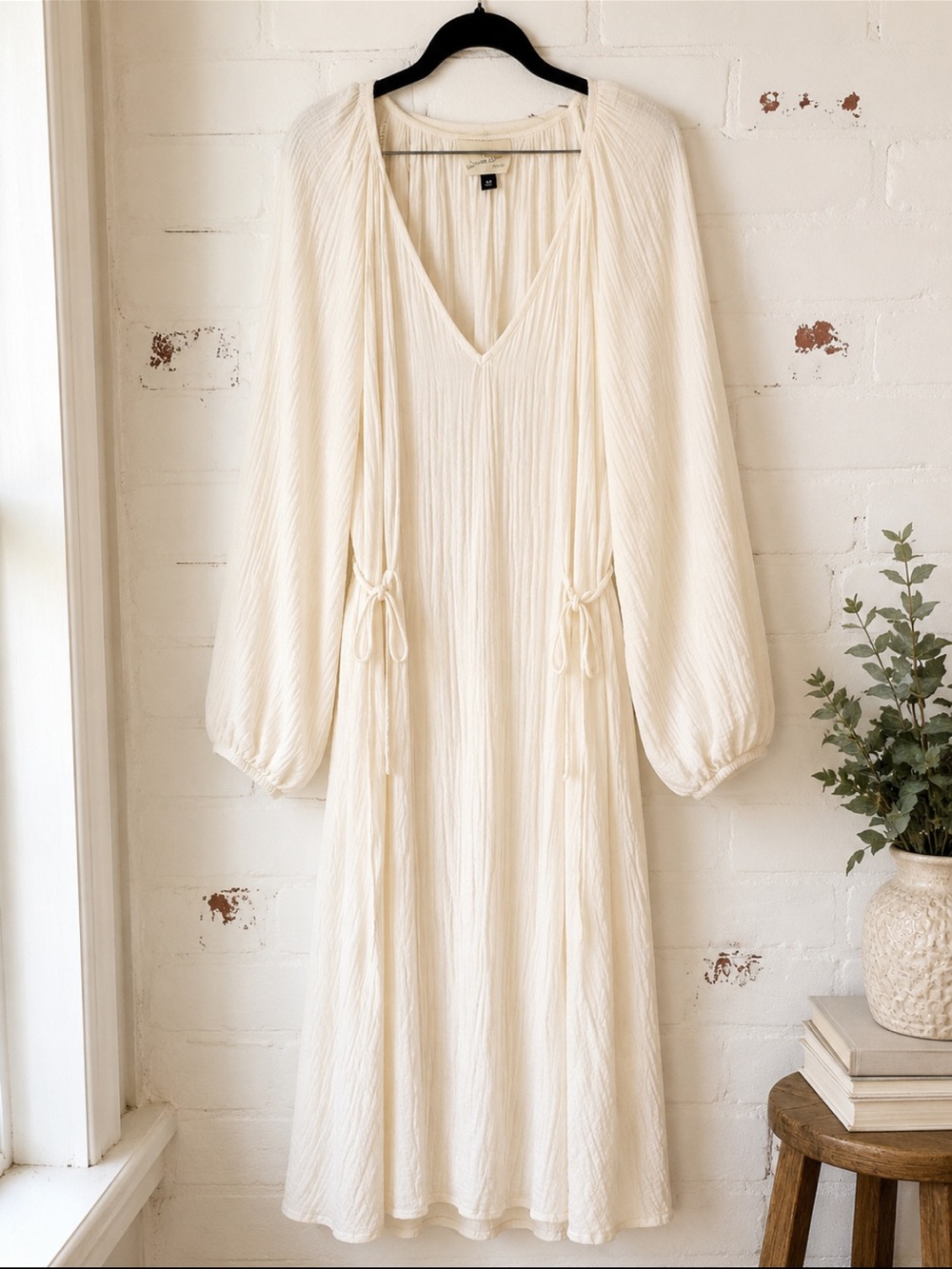Universal Thread Cream V-Neck Long Sleeve Maxi Dress